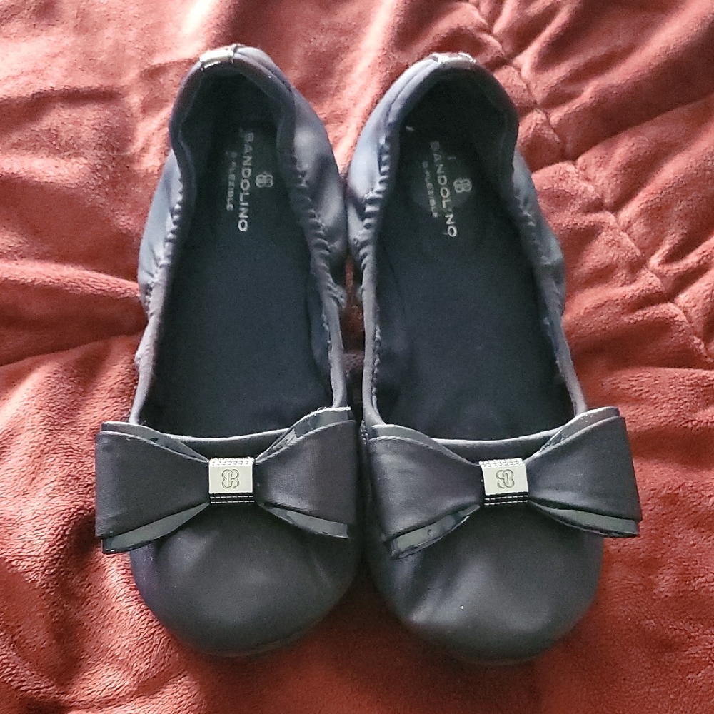 Bandolino Women's Navy Flats with Bow Accent